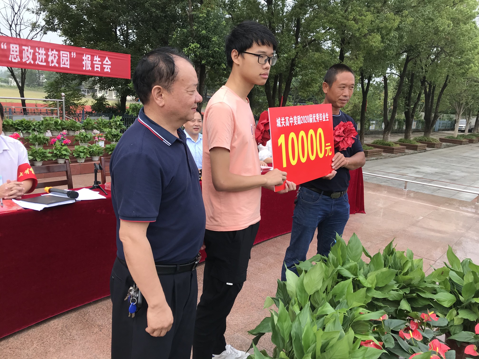 荆楚|思政课上，“荆楚楷模”魏剑英勉励学生：人生每天都是新起点