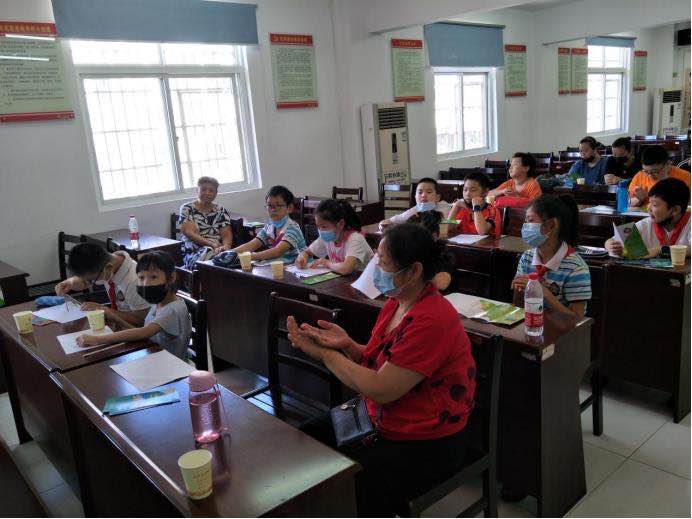 中国纪录|湖北黄石八泉社区开展《幸福的密码交流心》困境儿童心理课堂