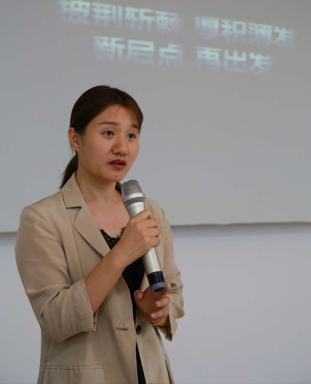 学校|湖北黄石新启点学校张亚辉：破茧成蝶，为孩子大学梦铺路架桥