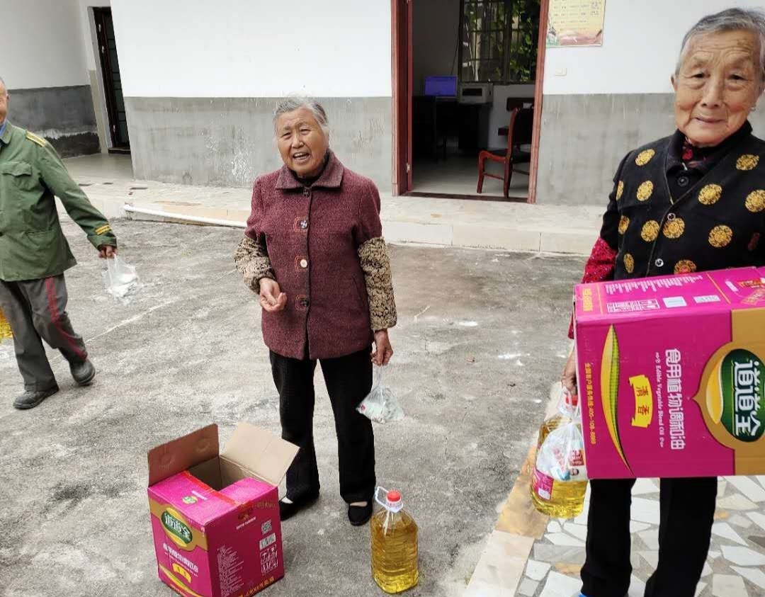 树敬老之风|树敬老之风，促社会文明：刘河镇范湖村爱心人士重阳奉献感动乡亲