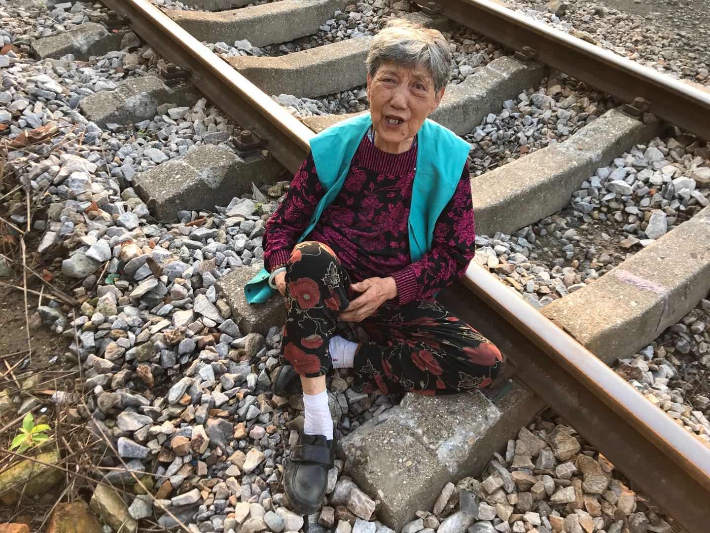 3|7旬迷路婆婆躺卧铁轨上 武汉热心市民民警携手助其回家