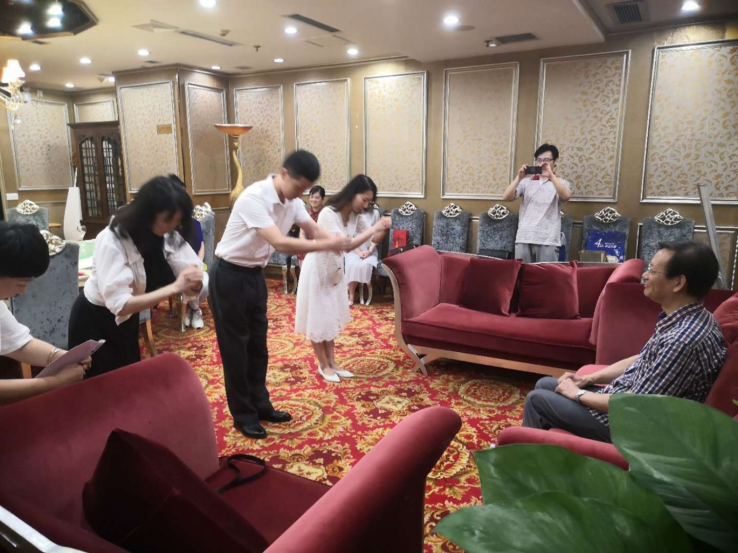 3|著名礼仪学家——武汉大学教授李荣建喜收三位高徒