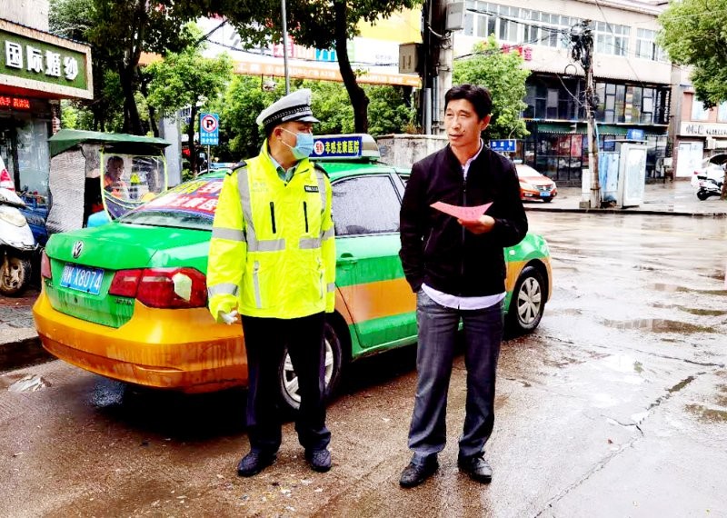 孝昌|湖北孝昌交警走近“的士身边”开展“一盔一带”安全守护行动