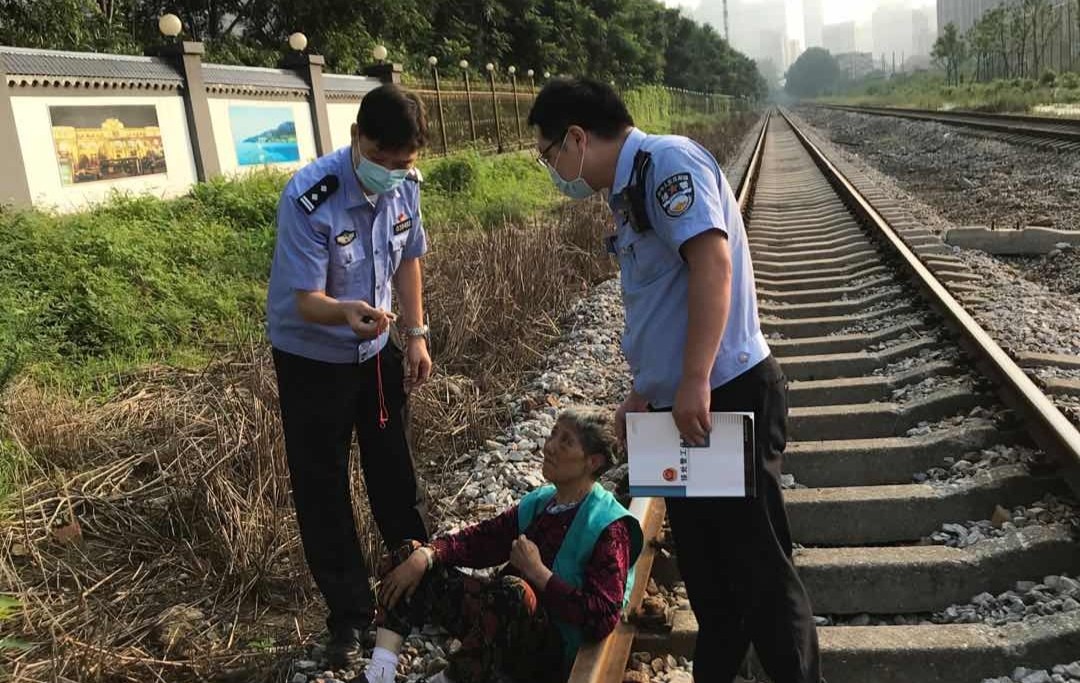 3|7旬迷路婆婆躺卧铁轨上 武汉热心市民民警携手助其回家