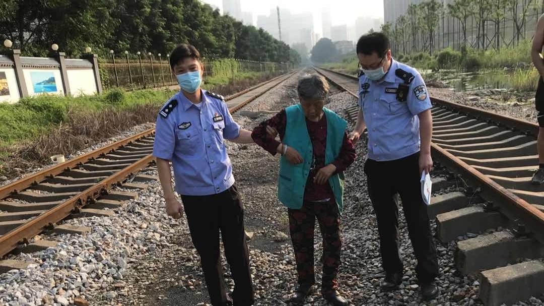 3|7旬迷路婆婆躺卧铁轨上 武汉热心市民民警携手助其回家