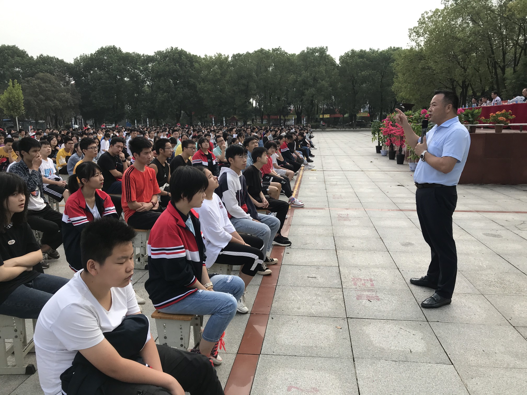 荆楚|思政课上，“荆楚楷模”魏剑英勉励学生：人生每天都是新起点