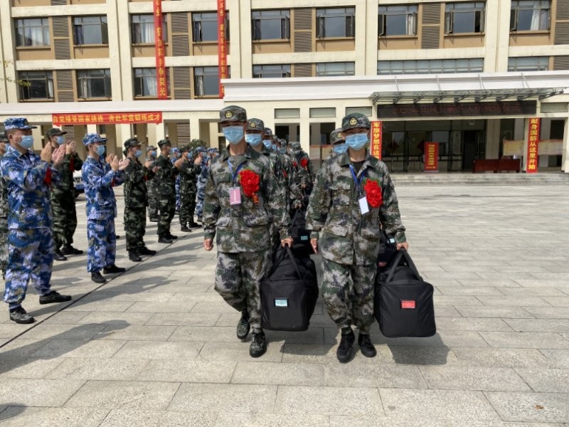 中国纪录|“利剑出鞘·新兵启程”：湖北团风首批20名新兵奔赴军营