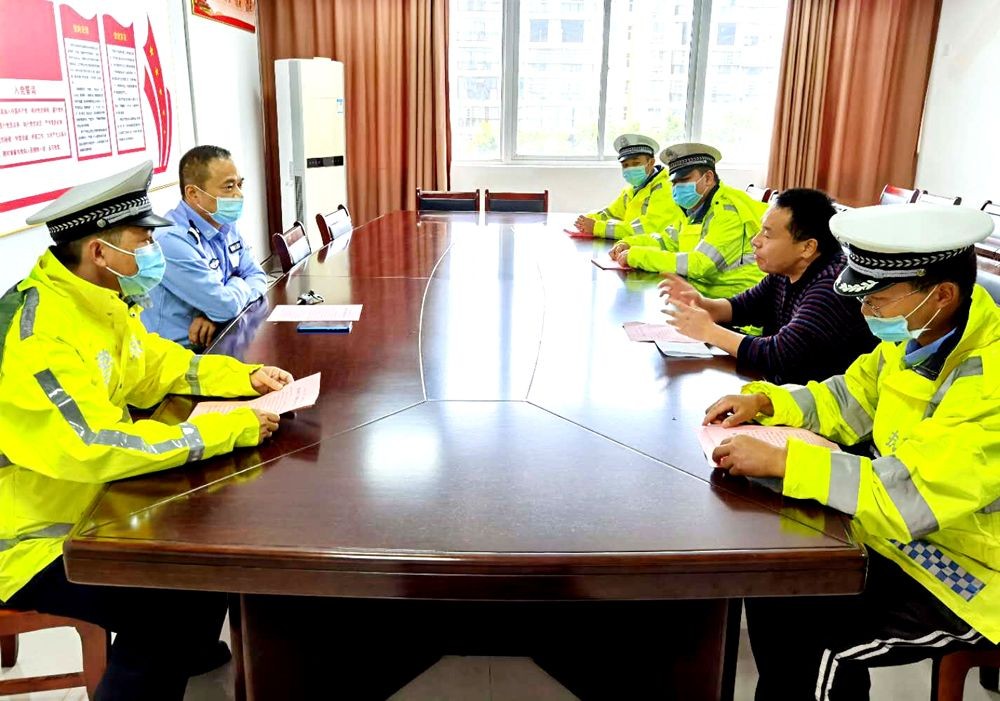 孝昌|湖北孝昌交警走近“的士身边”开展“一盔一带”安全守护行动