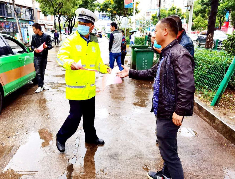 孝昌|湖北孝昌交警走近“的士身边”开展“一盔一带”安全守护行动