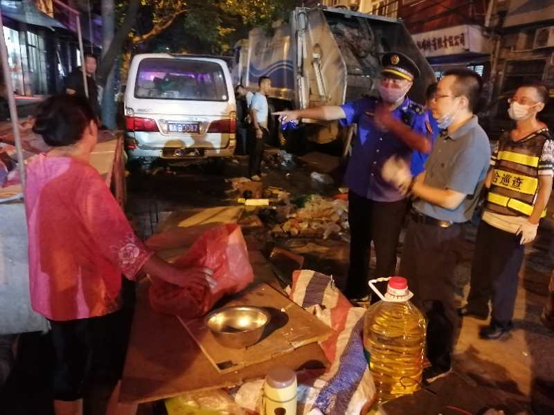 中国纪录|临时占道市场退路入室，武汉市民意街多部门连夜清理垃圾