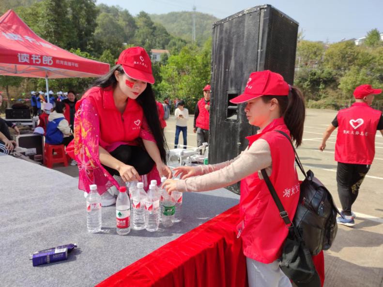 湖北孝昌志愿者为“与爱同行·惠游湖北”——千人健步行活动保驾护航|湖北孝昌志愿者为“与爱同行·惠游湖北”——千人健步行活动保驾护航