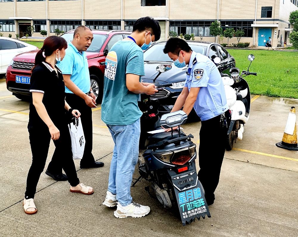 中国纪录|湖北孝昌交警“冒着酷暑”开展企业电动自行车登记上牌上门活动