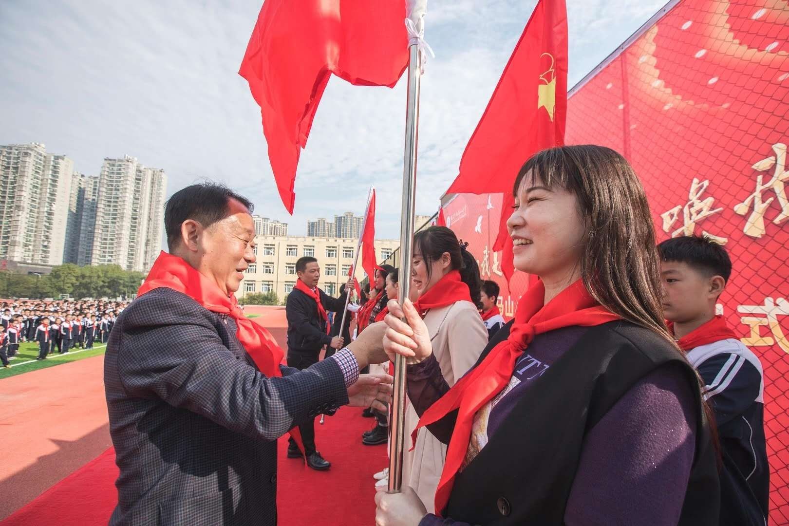 湖北黄石市白马山小学举行让孩子铭记一生的入队仪式