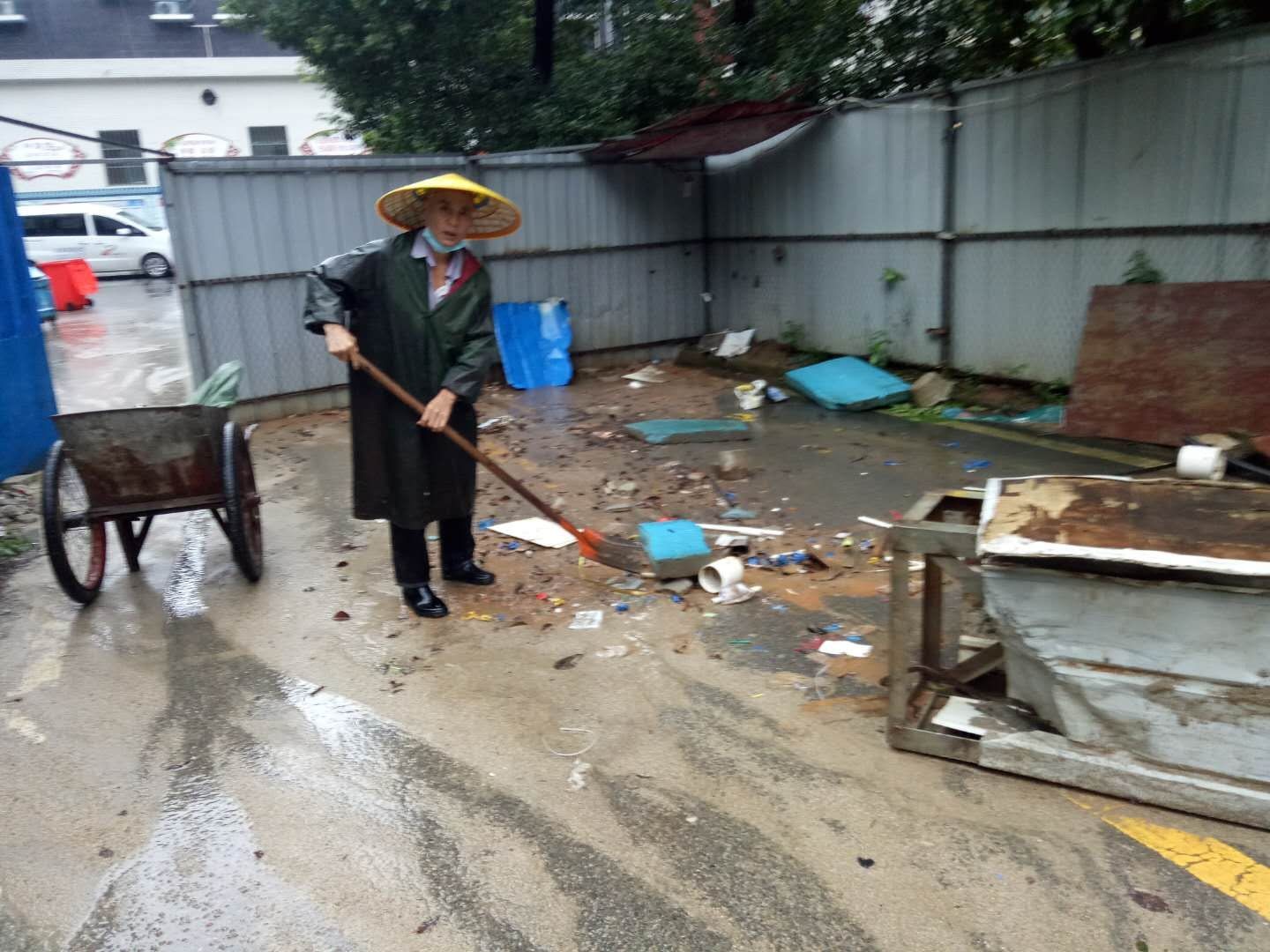 特约通讯员 杨启志《中国纪录》新媒体记者 於境源 吴群新 发自湖北黄石  近日来|湖北黄石青龙阁社区：从点滴做起 让我们一起美化家园