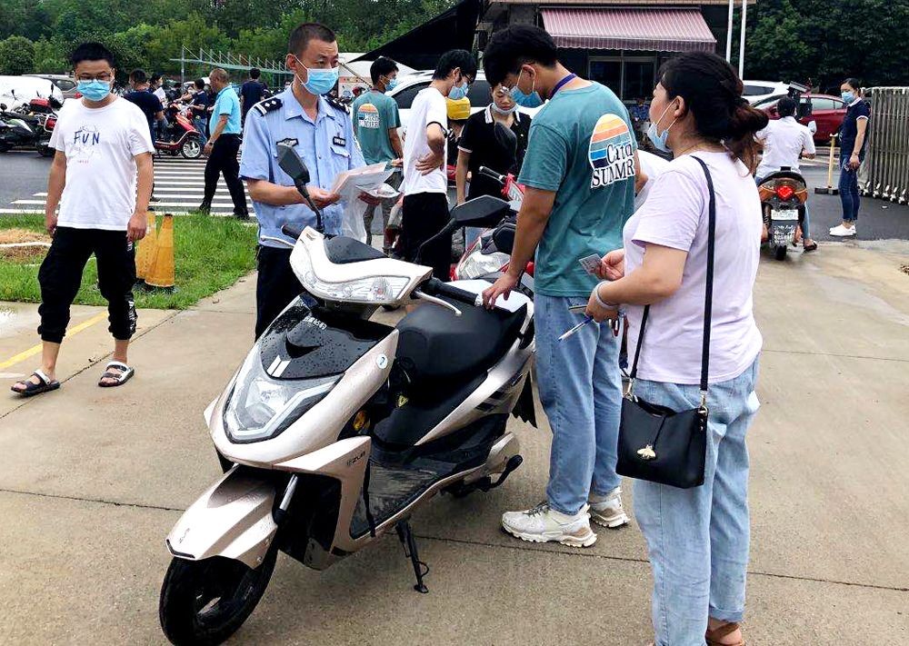 中国纪录|湖北孝昌交警“冒着酷暑”开展企业电动自行车登记上牌上门活动