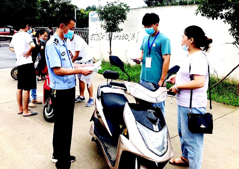 中国纪录|湖北孝昌交警“冒着酷暑”开展企业电动自行车登记上牌上门活动