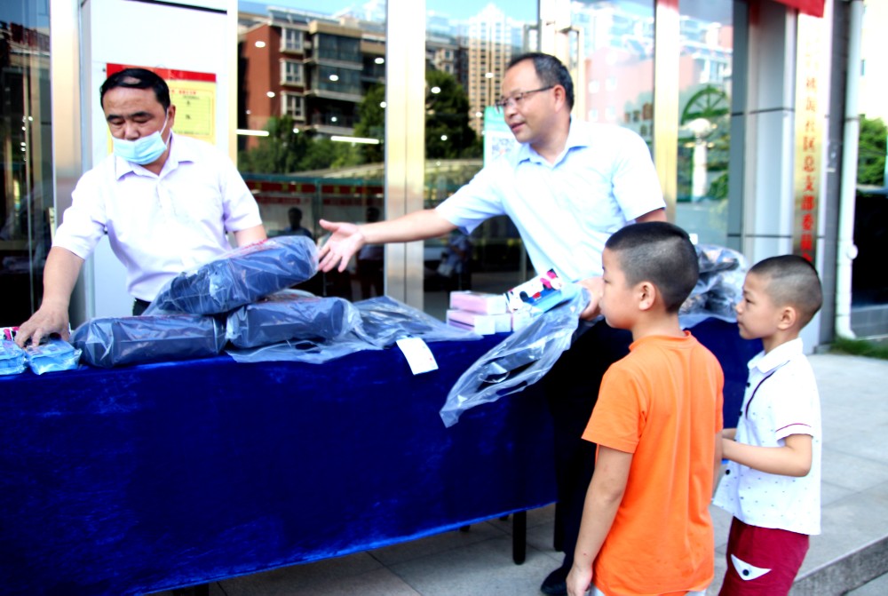 中国纪录|“点燃希望之光”农行湖北孝昌支行关爱桃源社区贫困孩子