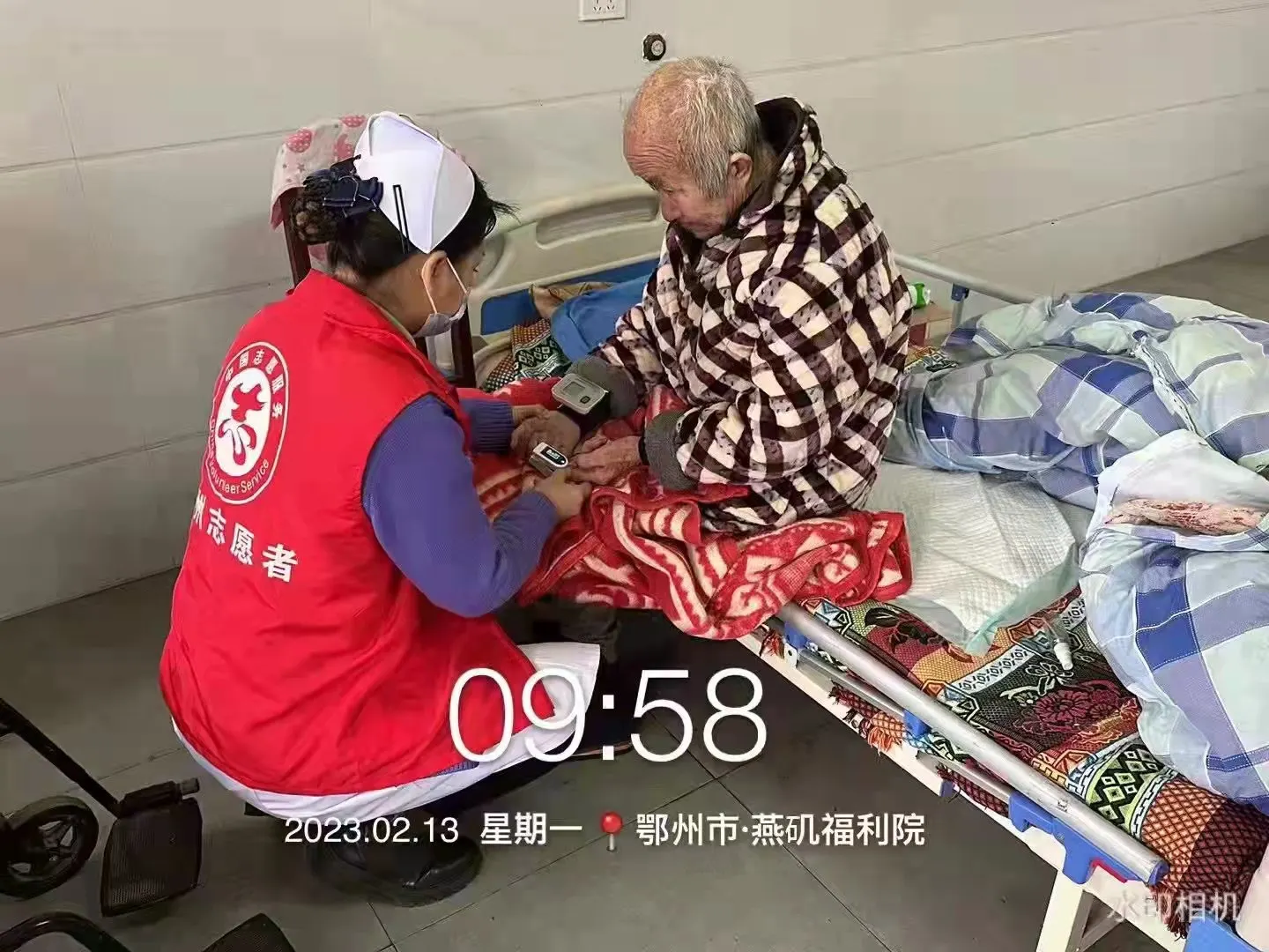 鄂州市燕矶镇中心卫生院家庭医生签约服务第三团队每月到镇福利院做健康服务