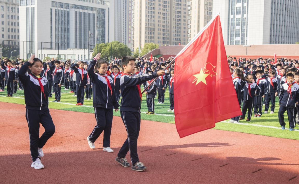 湖北黄石市白马山小学举行让孩子铭记一生的入队仪式