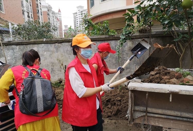 3|武汉市新洲区阳逻街军安社区“美化环境"从我做起