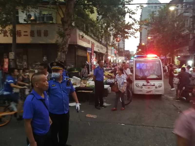 中国纪录|临时占道市场退路入室，武汉市民意街多部门连夜清理垃圾